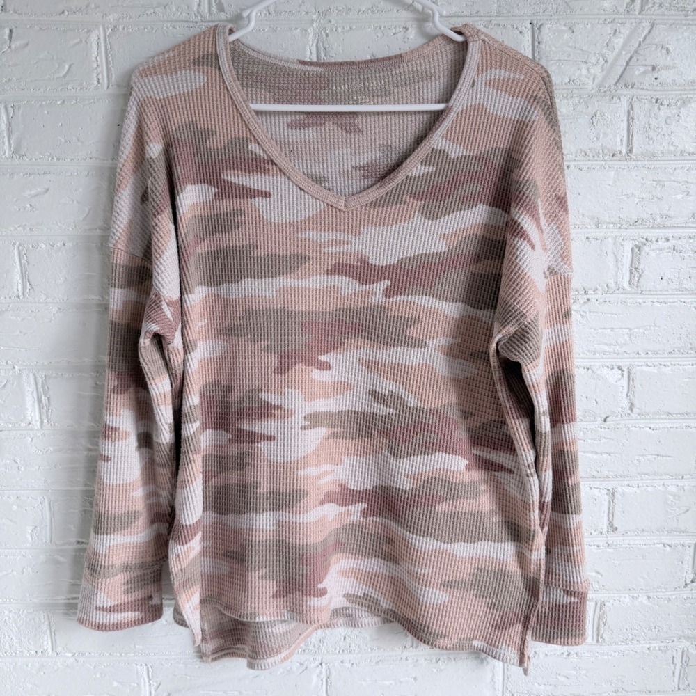 American Eagle Outfitters Camouflage V‎ Neck Long Sleeve Top Women's Medium